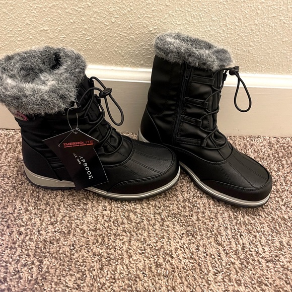 NWT Women Winter Boots Size 6 - Picture 1 of 6